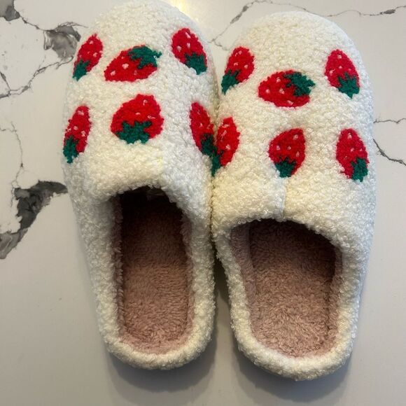 Cozy Strawberry Pattern Slippers NWT - Picture 3 of 3